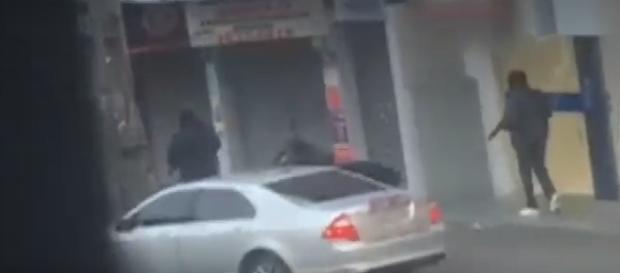 Na imagem, é possível ver três dos bandidos tentando fugir do cerco policial Na imagem, é possível ver três dos bandidos tentando fugir do cerco policial