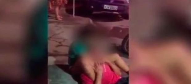 Na imagem o momento em que a moça consegue imobilizar o homem com o golpe. Na imagem o momento em que a moça consegue imobilizar o homem com o golpe.