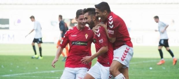 Saura celebra su gol frente al Mérida. | Imagen: laverdad.es Saura celebra su gol frente al Mérida. | Imagen: laverdad.es