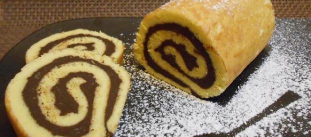 Un rotolo ripieno al cioccolato. Un rotolo ripieno al cioccolato.