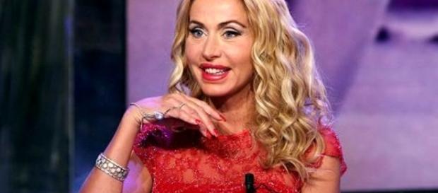 Valeria Marini ha parlato di due uomini che ne hanno segnato la vita al "Grande Fratello Vip" Valeria Marini ha parlato di due uomini che ne hanno segnato la vita al "Grande Fratello Vip"