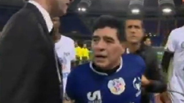 Maradona-Veron, lite durante la partita della pace 2016