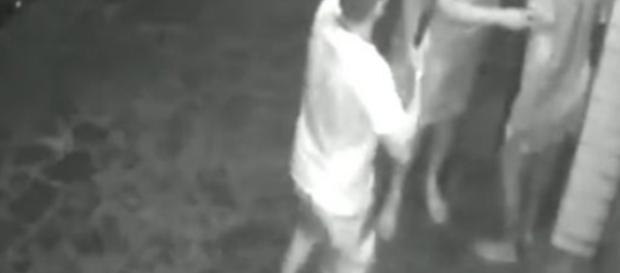 Arma falha três vezes durante assalto. Arma falha três vezes durante assalto.