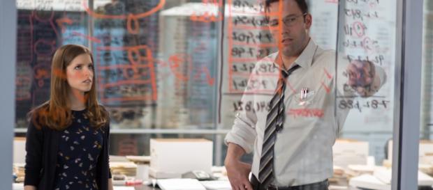 Ben Affleck e Anna Kendrick in una scena del film Ben Affleck e Anna Kendrick in una scena del film