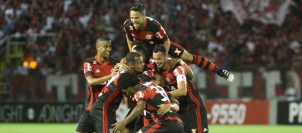 Flamengo agora pensa no Internacional, no Beira-Rio, enquanto o Palmeiras mira o Figueirense, no Orlando Scarpelli (Foto: Gilvan de Souza/Flamengo) Flamengo agora pensa no Internacional, no Beira-Rio, enquanto o Palmeiras mira o Figueirense, no Orlando Scarpelli (Foto: Gilvan de Souza/Flamengo)