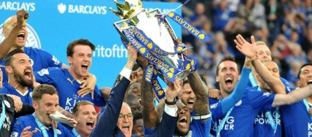 Leicester alzando el trofeo de la Premier League 2015/2016 Leicester alzando el trofeo de la Premier League 2015/2016