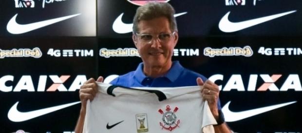 Oswaldo de Oliveira volta ao Corinthians em sua terceira passagem, desta vez sob pressão e descofiança, por conta de seus últimos trabalhos Oswaldo de Oliveira volta ao Corinthians em sua terceira passagem, desta vez sob pressão e descofiança, por conta de seus últimos trabalhos