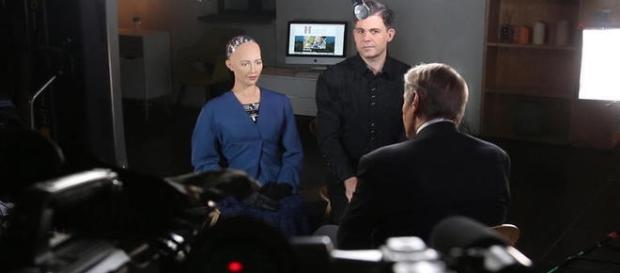 Robô diz que todos os seres conscientes têm alma. À direita, o criador Charlie Rose (CBS NEWS) Robô diz que todos os seres conscientes têm alma. À direita, o criador Charlie Rose (CBS NEWS)