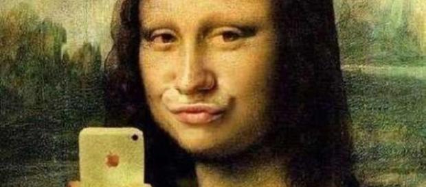 Selfies femininos com biquinhos são comuns nas redes. Selfies femininos com biquinhos são comuns nas redes.