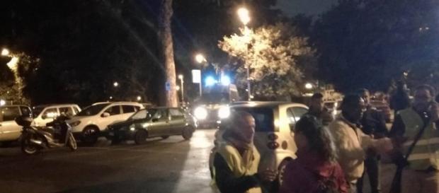 Un momento della serata con i blindati della polizia in piazzale del Verano Un momento della serata con i blindati della polizia in piazzale del Verano