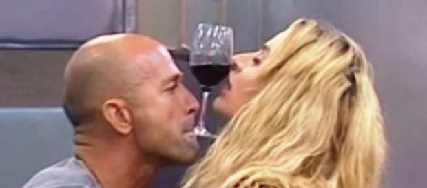 Valeria Marini e Stefano Bettarini arriva il bacio Valeria Marini e Stefano Bettarini arriva il bacio
