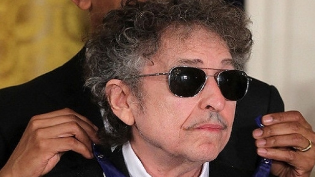 29 Maggio 2012. Bob Dylan riceve la Medaglia Presidenziale alla Libertà, la massima decorazione degli Usa, dal Presidente Barak Obama