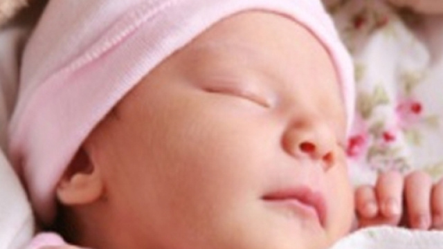 Neonata di 40 giorni messa in vendita su eBay