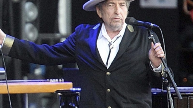 The times they are a-changin': Bob Dylan wins Nobel Prize in ... - com.mo