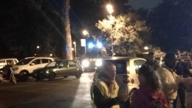 Un momento della serata con i blindati della polizia in piazzale del Verano