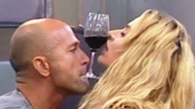 Valeria Marini e Stefano Bettarini nello stesso letto, coccole hot