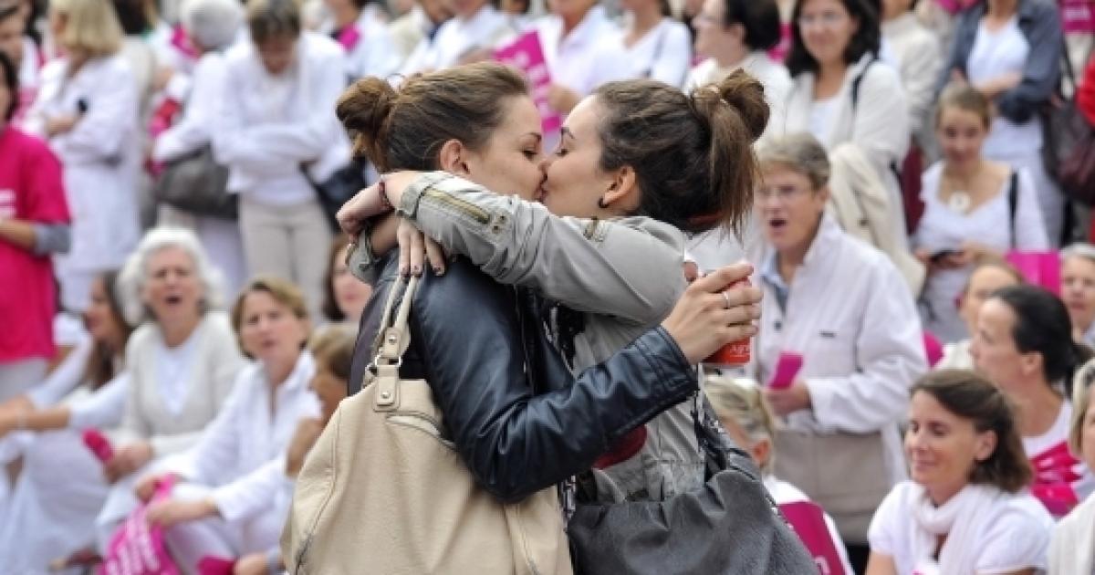 Paris Opération "Kissin géant" dans la cité de l'amour pour contrer la Manif pour tous