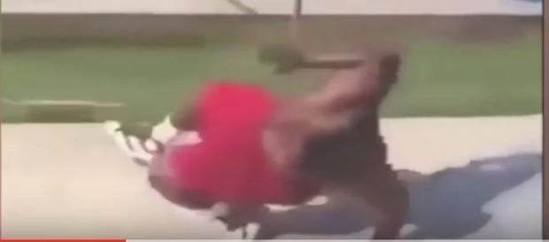 Após a queda homem começa a 'uivar' de dor (Youtube) Após a queda homem começa a 'uivar' de dor (Youtube)