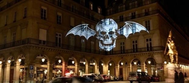 Eine Projektion der "Death Bat" in Paris. Quelle: http://loudwire.com/avenged-sevenfold-deathbat-logo-mysteriously-appearing-around-the-world/ Eine Projektion der "Death Bat" in Paris. Quelle: http://loudwire.com/avenged-sevenfold-deathbat-logo-mysteriously-appearing-around-the-world/