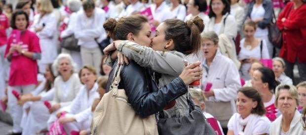 Image culte de deux femmes s'embrassant devant des manifestant.e.s anti-mariage homosexuel à Marseille en 2012 Image culte de deux femmes s'embrassant devant des manifestant.e.s anti-mariage homosexuel à Marseille en 2012