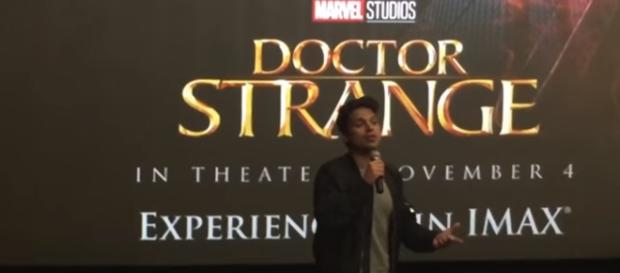 O ator Sebastian Stan em evento do filme Doutor Estranho / Imagem: Reprodução YouTube O ator Sebastian Stan em evento do filme Doutor Estranho / Imagem: Reprodução YouTube