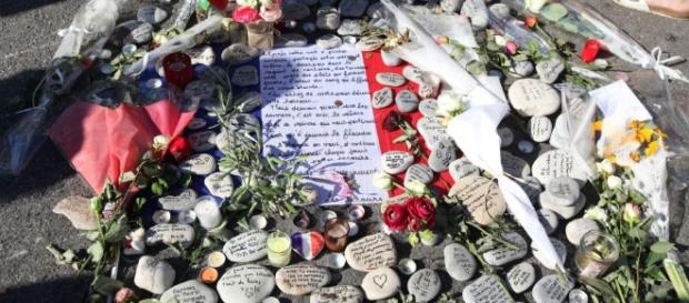 Receuillement a Nice : une ceremonie Receuillement a Nice : une ceremonie