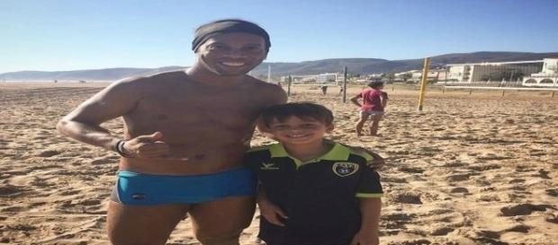 Ronaldinho abraçado a um fâ na praia em Barcelona. Ronaldinho abraçado a um fâ na praia em Barcelona.