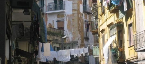 Una delle caratteristiche del Rione Sanità sono i vicoli stretti e un gran numero di palazzi Una delle caratteristiche del Rione Sanità sono i vicoli stretti e un gran numero di palazzi