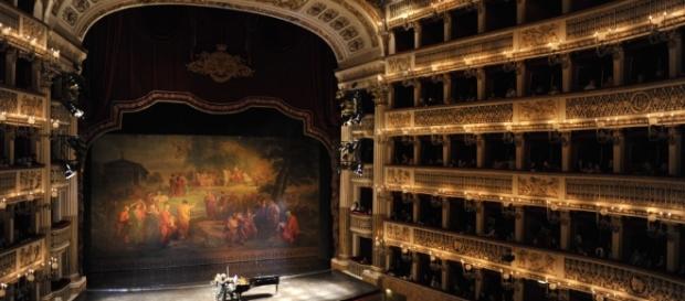 Visione del palco dalle logge. Visione del palco dalle logge.