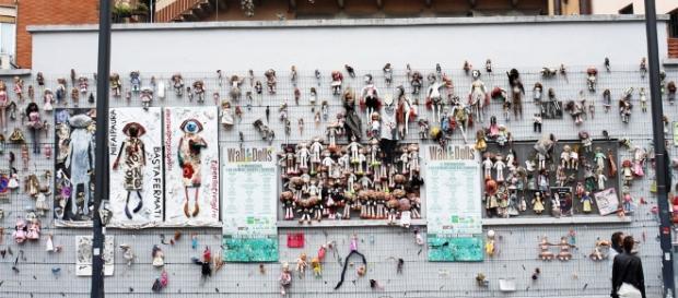 Wall of Dolls, il muro contro la violenza sulle donne e il femminicidio Wall of Dolls, il muro contro la violenza sulle donne e il femminicidio