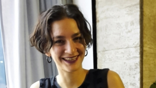 Il sorriso di Odessa Straub all'opening a Napoli