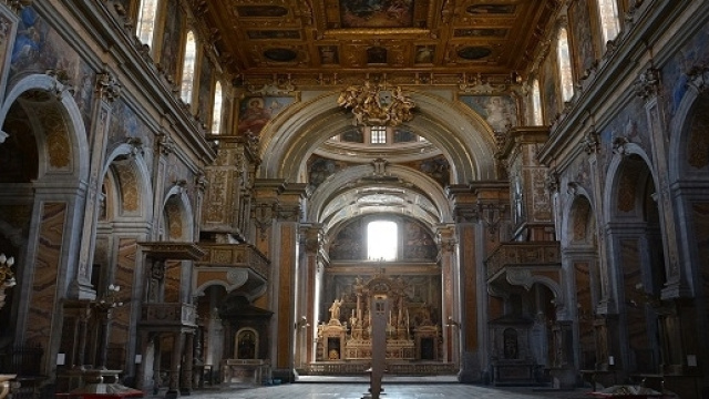 Napoli, interno di Santa Maria la Nova. Secondo recenti studi la tomba dei nobili Ferrillo ospiterebbe i resti di Vlad III, meglio noto come Dracula.