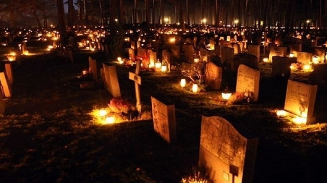 Nelle comunità di minoranza arbereshe della Calabria, il ricordo dei defunti dura una settimana e si conclude con un convivio di congedo sulle tombe