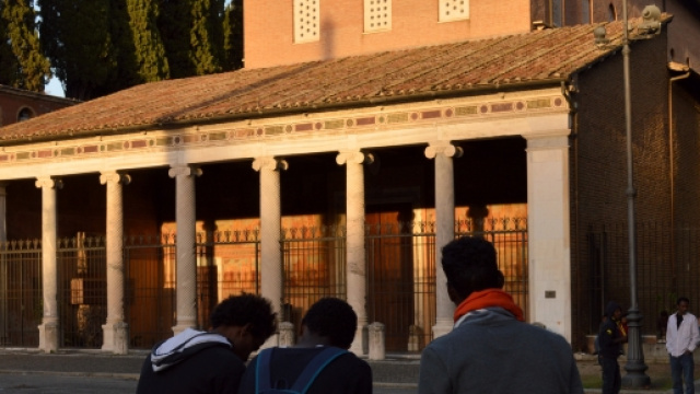 Rifugiati sostano in Piazza del Verano Foto Andrea Badiali