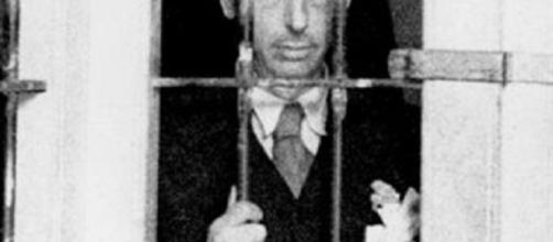Imagen de Lluís Companys detrás de unas rejas, con otros presos.