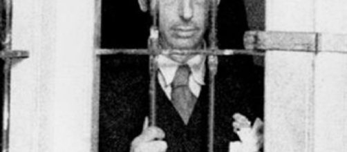 Imagen de Lluís Companys detrás de unas rejas, con otros presos.
