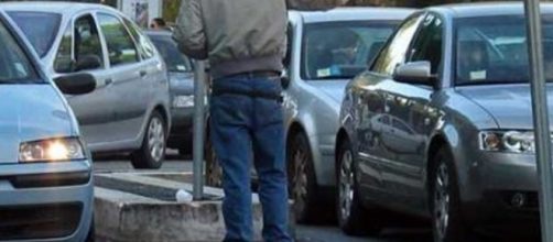 Roma, non dà soldi a un parcheggiatore abusivo: accoltellato