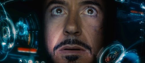 Tony Stark, Iron man, connesso col suo Jarvis