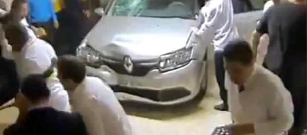 Brasile, incidente auto in un parcheggio Brasile, incidente auto in un parcheggio