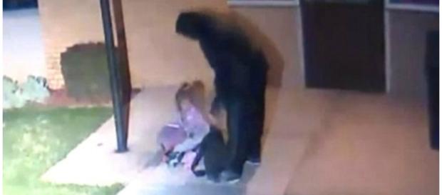 Momento em que o pai abandonou a menina Momento em que o pai abandonou a menina
