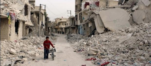 Niño sirio camina en medio de un Aleppo en ruinas Niño sirio camina en medio de un Aleppo en ruinas