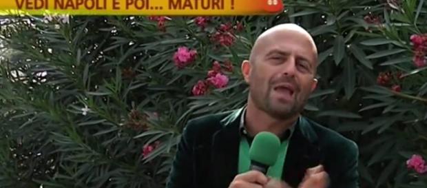 Striscia la Notizia: Luca Abete picchiato e portato in Questura ad Avellino. Striscia la Notizia: Luca Abete picchiato e portato in Questura ad Avellino.