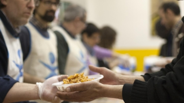 Italiani al Sud più poveri degli stranieri. Aumentano gli indigenti