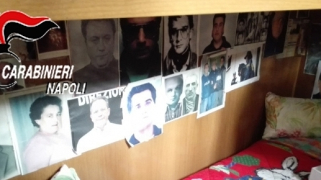 Le immagini dei capi-clan sul letto dell'arrestato
