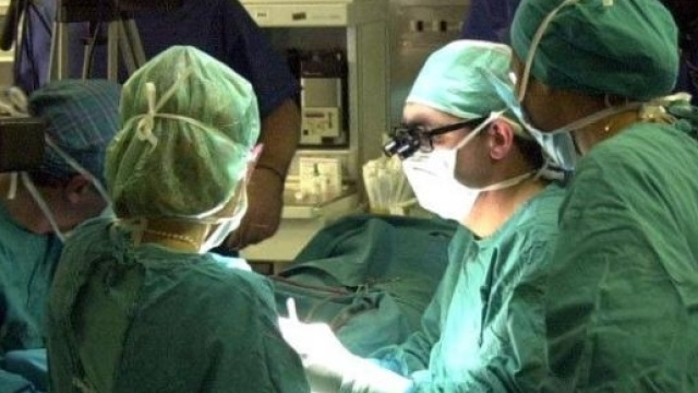 Sala di intervento chirurgico con equipe di medici