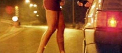 Era a casa da due settimane in malattia, ma in realtà si intratteneva con le prostitute