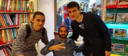 Foto con 2 fan all'interno della Feltrinelli