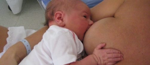 Il latte materno è fondamentale nei primi giorni di vita dei neonati. | Maternita.it - maternità.it