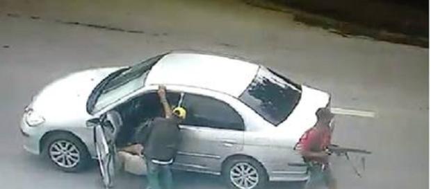 Bandidos fecham via e assaltam idoso com fuzil no Rio de Janeiro. Bandidos fecham via e assaltam idoso com fuzil no Rio de Janeiro.