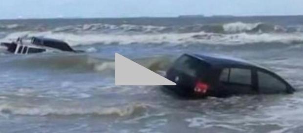 Carros são levados por tsunami Carros são levados por tsunami